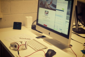 computer-and-headphones-on-table